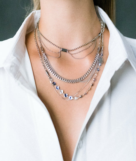 Ketten Layering mit Schmuckkette Blue Shimmer, Eternal Vibes Silver und Layering Buzz Silver aus dem ATELIER VI VA