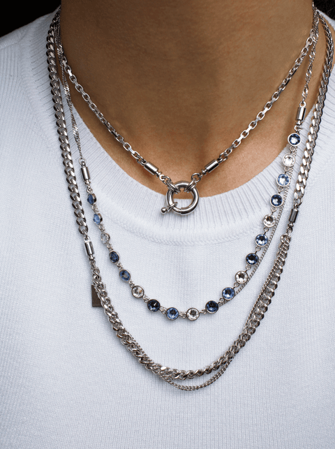Ketten Layering mit Schmuckkette Eternal Vibes Silver, Blue Shimmer und einer diamantierten Ankerkette mit ArtConnector aus dem ATELIER VI VA